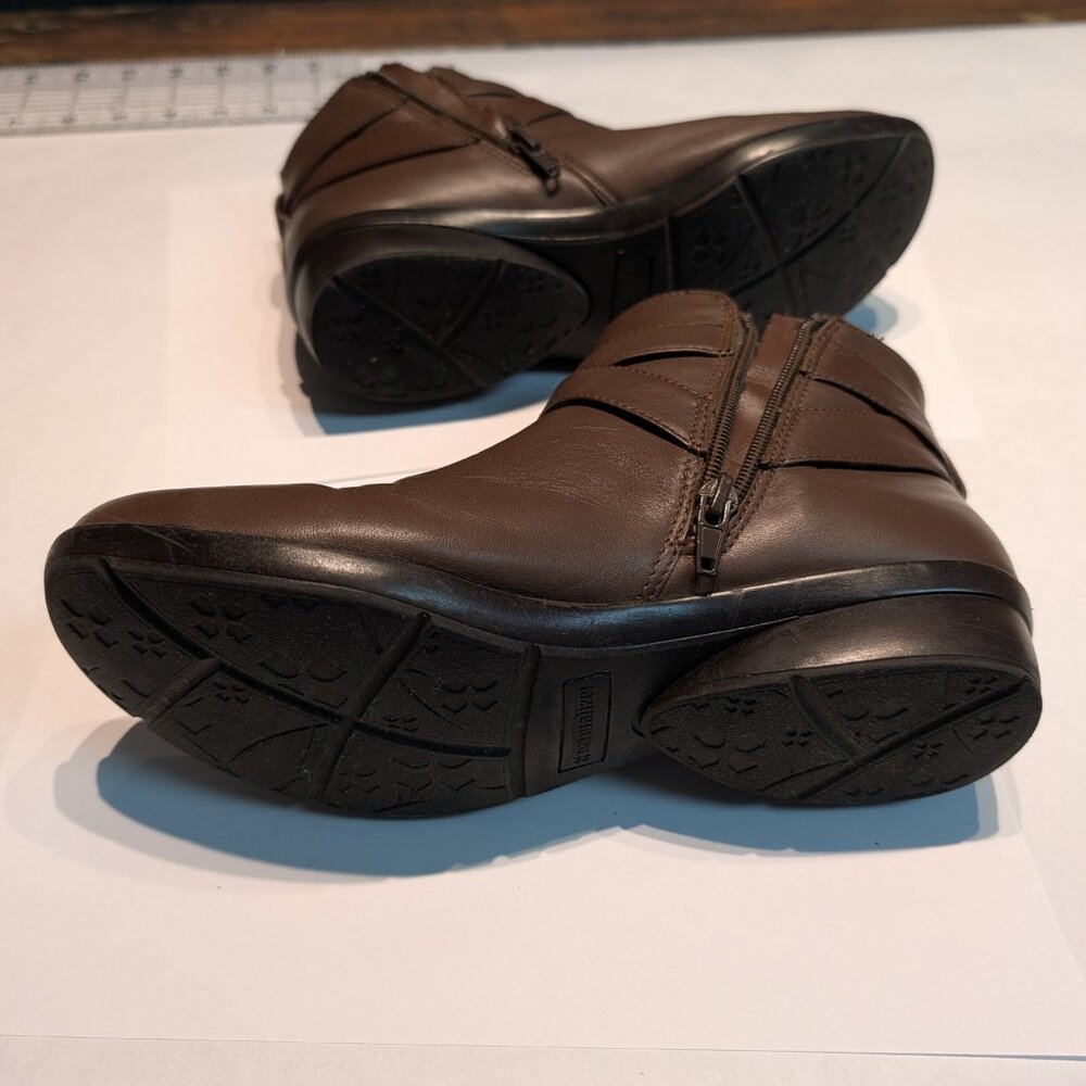 Naturalizer Soft Leather Cassandra Bootie 7M in brown - Picture 9 of 10